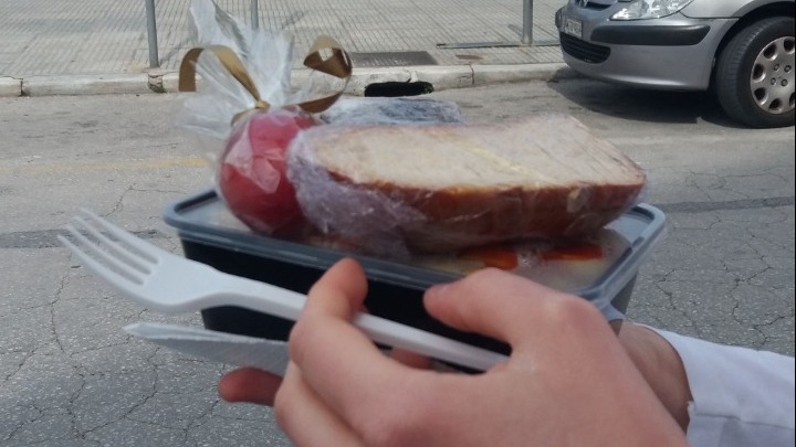 Ένα πιάτο ζεστό φαγητό για τους άστεγους της Θεσσαλονίκης - Φωτογραφία 1