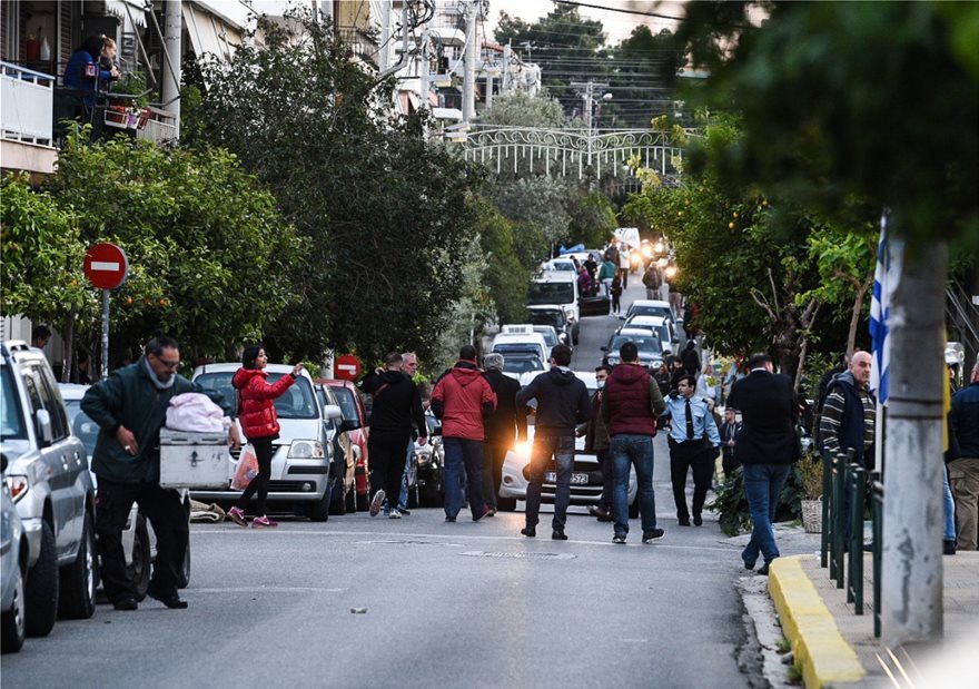 Κορυδαλλός: Προσαγωγές Χρυσαυγιτών σε εκκλησία - Απαιτούσαν να γίνει περιφορά Επιταφίου - Φωτογραφία 2