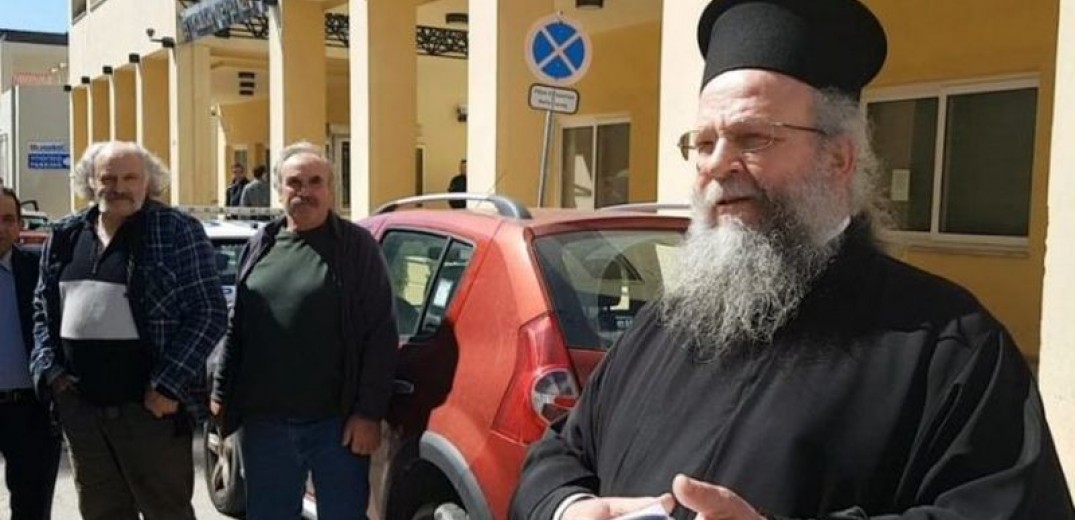 Χίος...Σε δίκη τον Δεκέμβριο ο ιερέας που τέλεσε λειτουργία με ανοιχτές πόρτες - Φωτογραφία 1