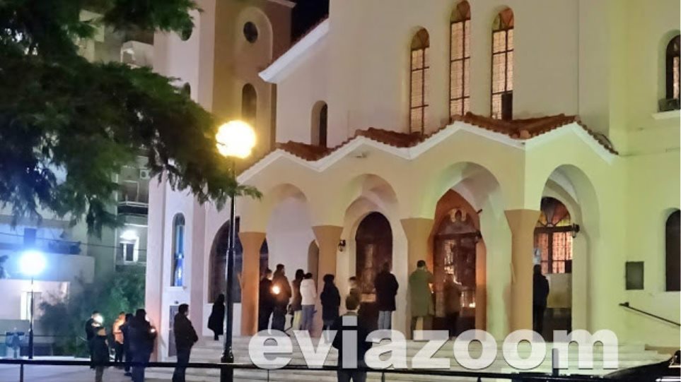 Χαλκίδα: Πιστοί αψήφησαν τα μέτρα και μαζεύτηκαν έξω από εκκλησία - Φωτογραφία 1