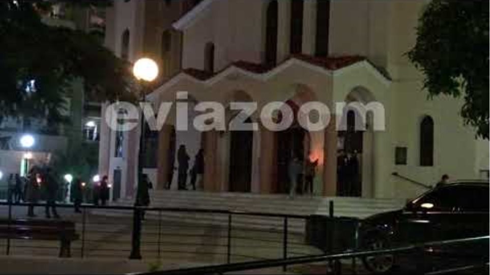 Χαλκίδα: Πιστοί αψήφησαν τα μέτρα και μαζεύτηκαν έξω από εκκλησία - Φωτογραφία 2