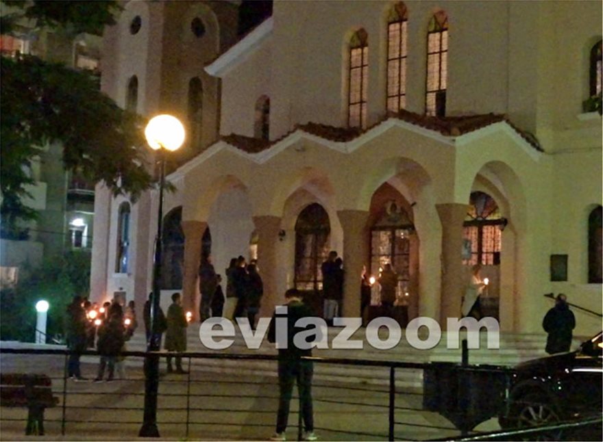 Χαλκίδα: Πιστοί αψήφησαν τα μέτρα και μαζεύτηκαν έξω από εκκλησία - Φωτογραφία 4