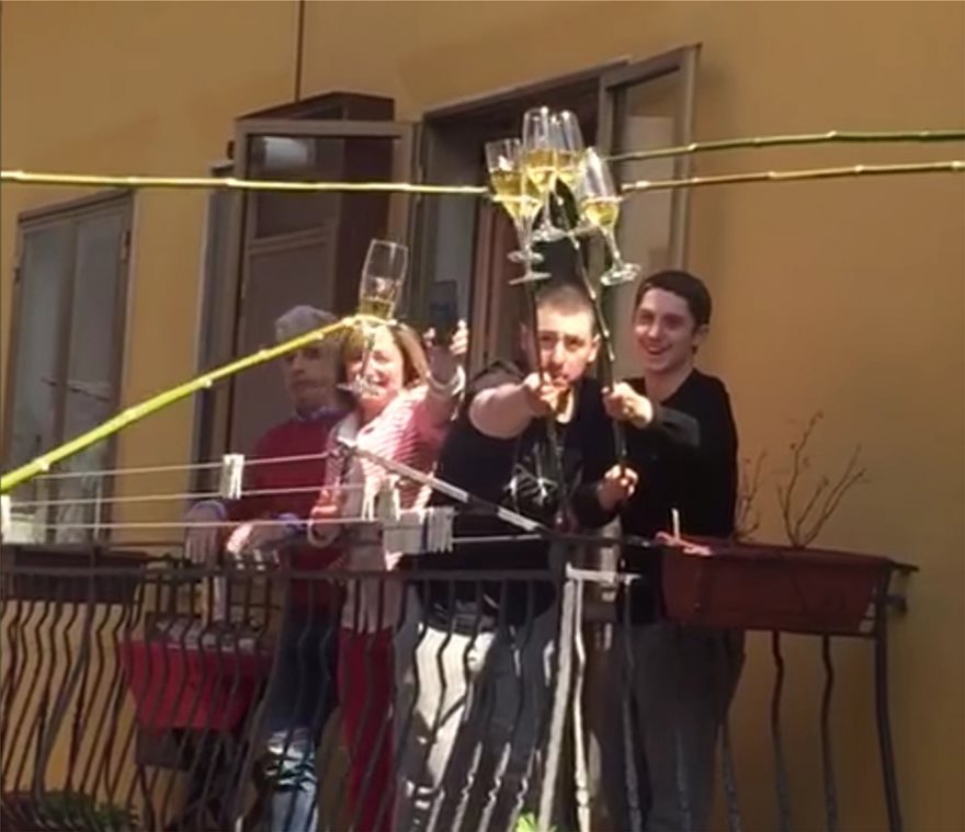 Ιταλοί από τα μπαλκόνια στέλνουν μήνυμα: «Έλληνες κρατείστε την καραντίνα» - Φωτογραφία 3