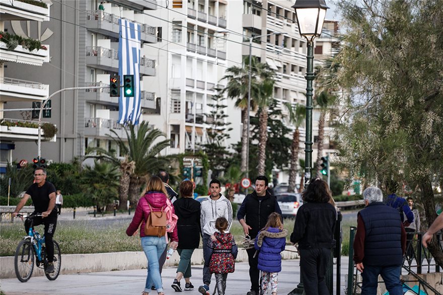 Μετά τον οβελία, οι Αθηναίοι «εξόρμησαν» στον Φλοίσβο - συνωστισμος χωρίς μέτρα προστασίας! - Φωτογραφία 4