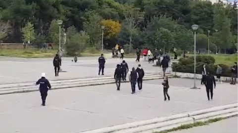 Επέμβαση της αστυνομίας στο Πεδίον του Άρεως λόγω εικόνων συνωστισμού - Φωτογραφία 2