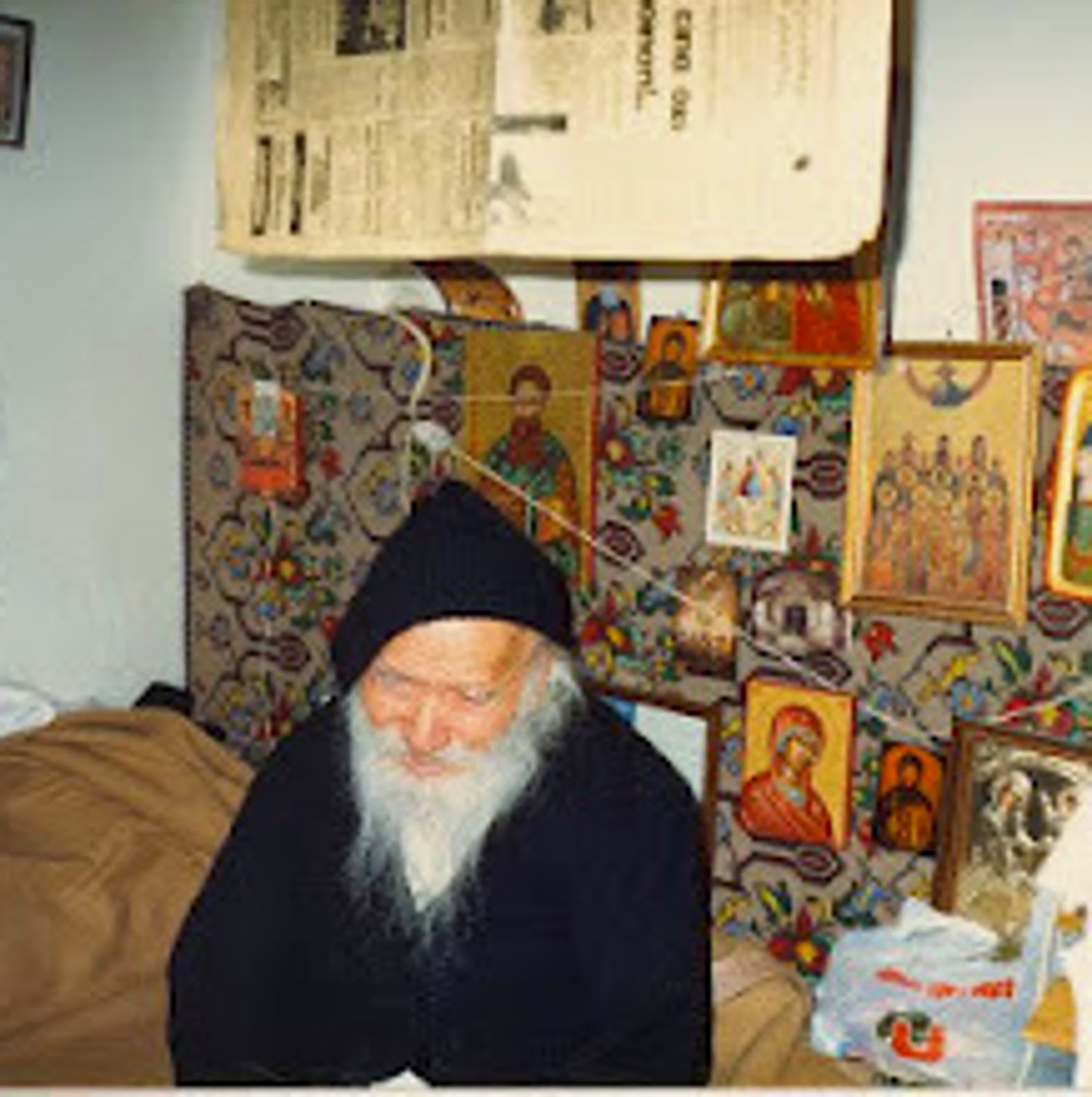 ΘΗΣΑΥΡΟΣ! Δεκάδες φωτογραφίες του αγαπημένου μας Αγίου Γέροντος Πορφυρίου του Καυσοκαλυβίτη - Φωτογραφία 17