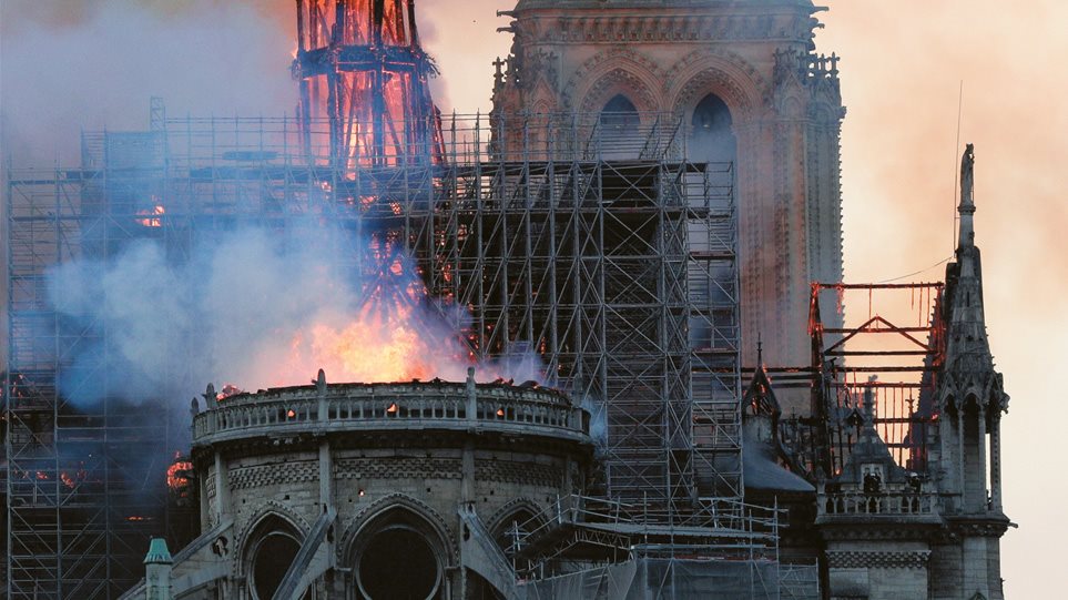 H καταστροφή της Notre Dame «σημάδι» της πανδημίας; - Φωτογραφία 1