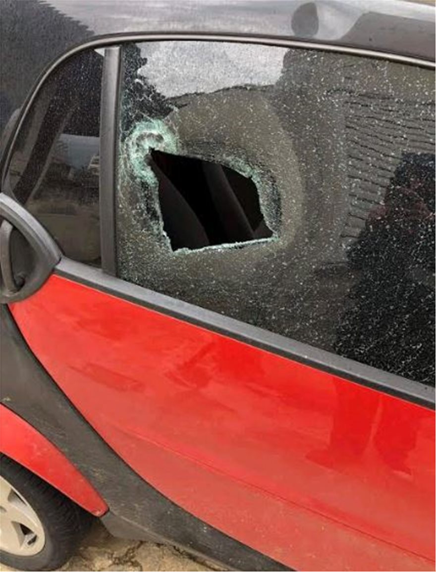 Μενίδι: Αδέσποτη σφαίρα καρφώθηκε στο τζάμι αυτοκινήτου - Φωτογραφία 2