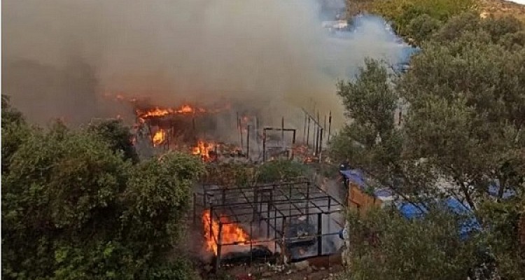 Σάμος: Μεγάλη φωτιά στο κέντρο προσφύγων - μεταναστών - Φωτογραφία 1