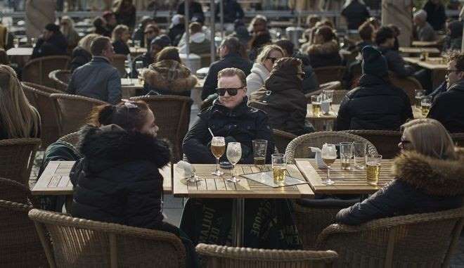 Κορονοϊός-Σουηδία: Μπαρ και εστιατόρια έκλεισαν γιατί παραβίασαν τα μέτρα αποστασιοποίησης - Φωτογραφία 1