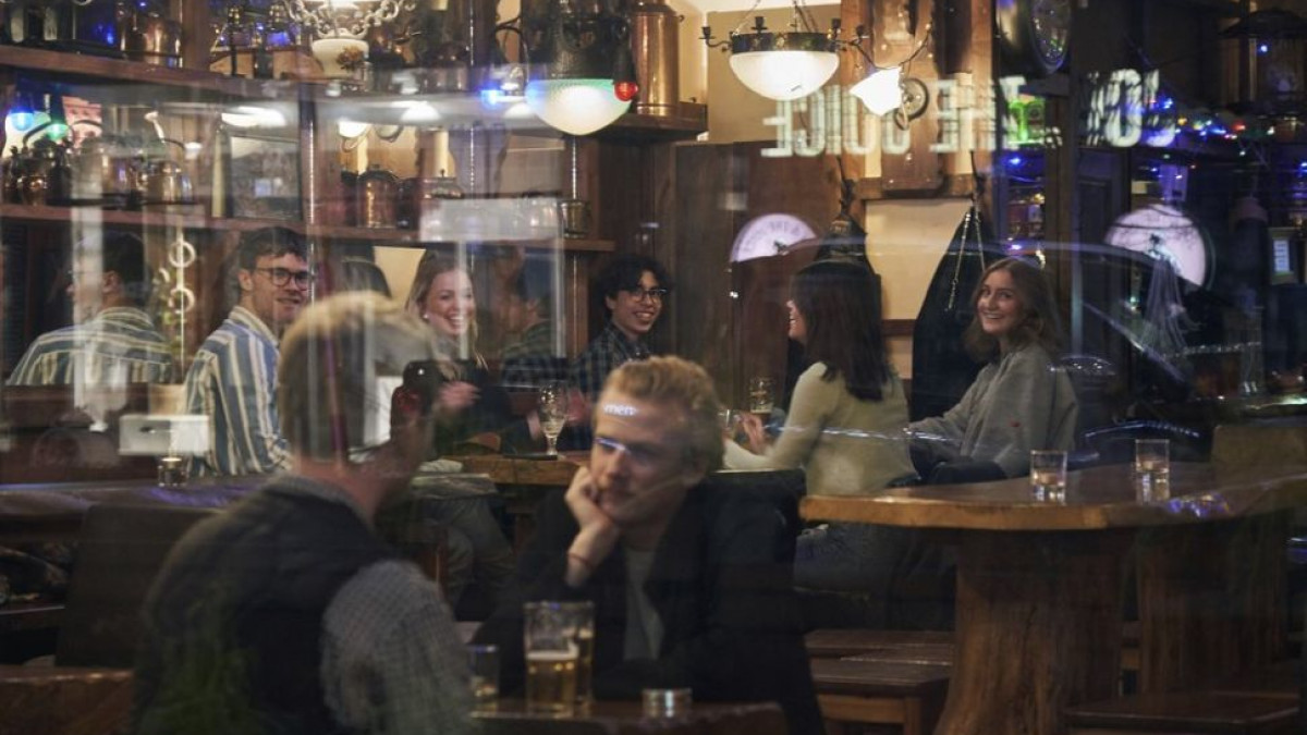 Δεν πρόλαβαν να ανοίξουν τα μπαρ στη Σουηδία και τα έκλεισαν - Φωτογραφία 1
