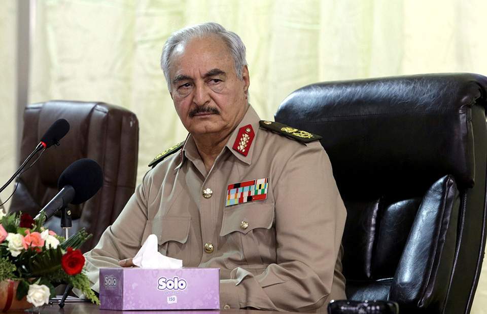Λιβύη: Ο στρατάρχης Χάφταρ δηλώνει ότι έλαβε τη «λαϊκή εντολή» να κυβερνήσει τη Λιβύη - Φωτογραφία 1