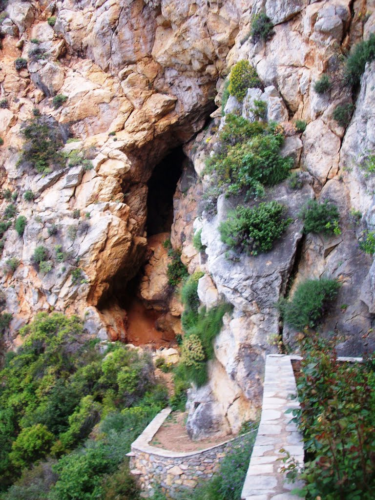 ΔΙΔΑΧΕΣ ΑΠΟ ΤΟΝ ΑΘΩΝΑ: Σπηλιά στον Άγιο Παντελεήμονα - Φωτογραφία 1