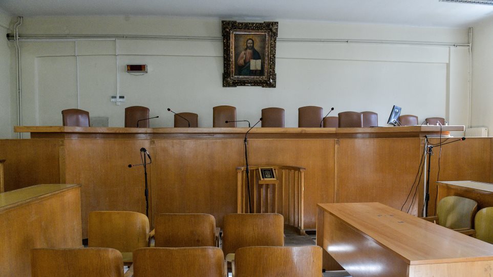 Τοποθέτηση διαχωριστικών στις δικαστικές αίθουσες ζητούν οι εισαγγελείς - Φωτογραφία 1