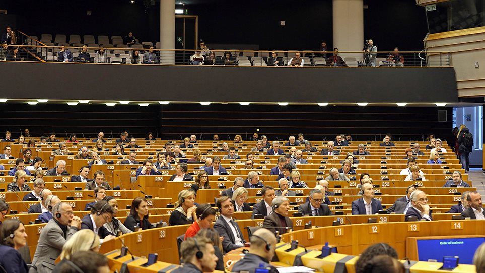 Σκάνδαλο: Ευρωβουλευτές μοίραζαν κοινοτικό χρήμα στα κόμματά τους - Φωτογραφία 1