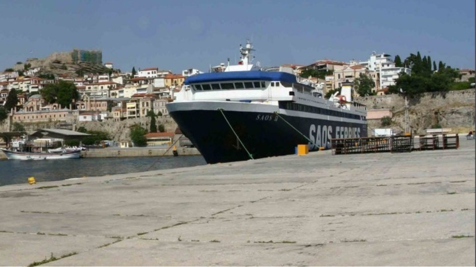 Πρόσκρουση φορτηγών πλοίων μέσα στο λιμάνι της Θεσσαλονίκης - Φωτογραφία 1