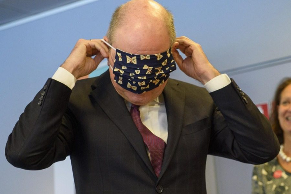 Σάλος με τον αντιπρόεδρο του Βελγίου που δεν μπορούσε να φορέσει σωστά τη μάσκα...(video) - Φωτογραφία 1