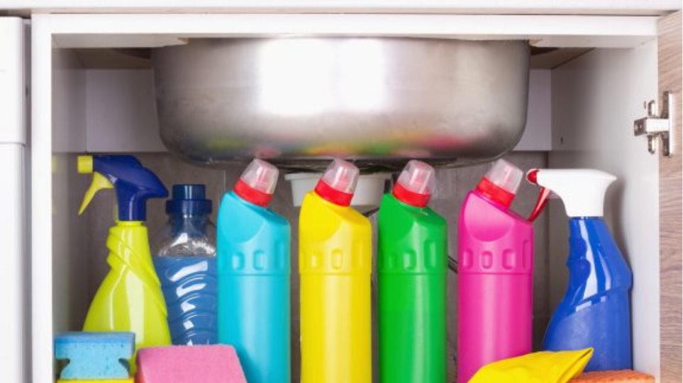 11 πράγματα που δεν πρέπει να αποθηκεύεις κάτω από το νεροχύτη της κουζίνας - Φωτογραφία 1