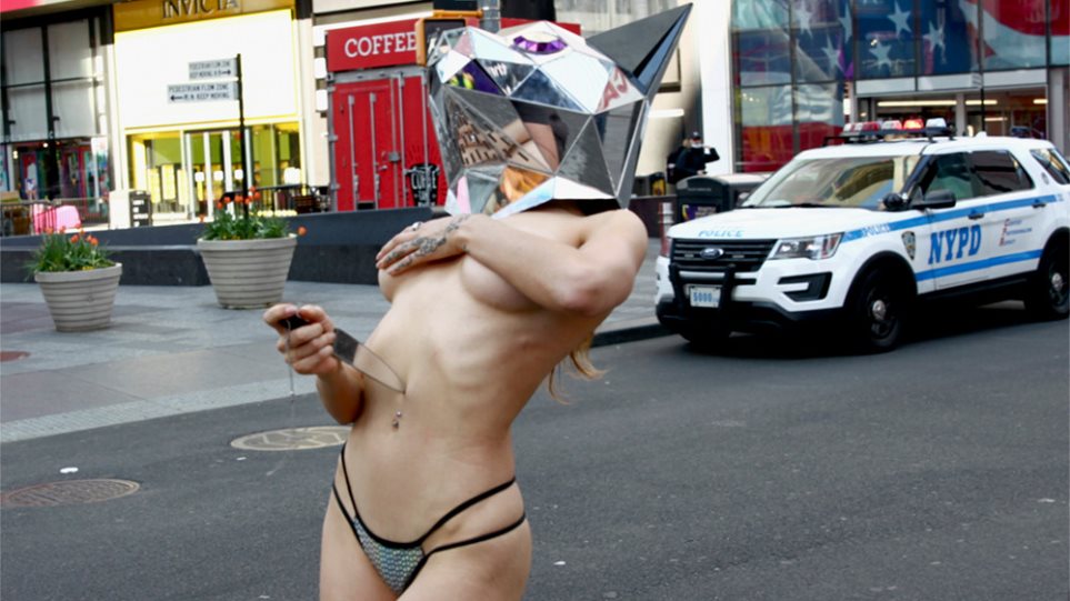 Νέα Υόρκη: Νοσοκόμα αποβάλλει το στρες με γυμνή artist φωτογραφία στην Times Square - Φωτογραφία 1