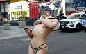 Νέα Υόρκη: Νοσοκόμα αποβάλλει το στρες με γυμνή artist φωτογραφία στην Times Square