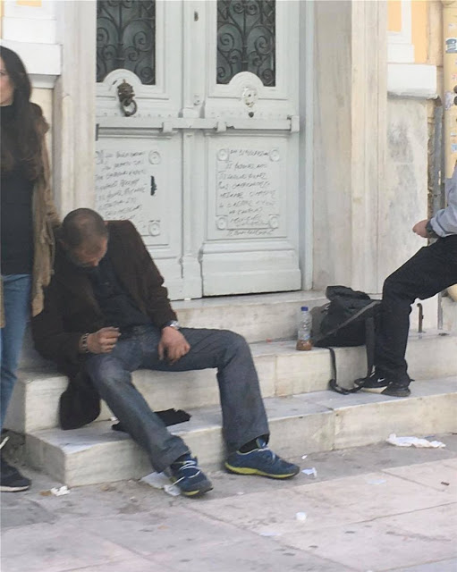 Ούτε ο κοροναϊός σταματά τα ναρκωτικά στο κέντρο της Αθήνας - Φωτογραφία 1