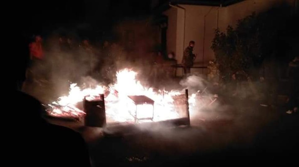 Σοβαρά επεισόδια στην Πέλλα: Έβαλαν φωτιά στο ξενοδοχείο που θα φιλοξενούσε μετανάστες - Φωτογραφία 1