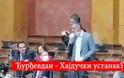 Σερβία: Σκηνές χάους στο Κοινοβούλιο σε συνεδρίαση για τον κορωνοϊό - Φωτογραφία 2