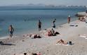 Κορωνοϊός και θάλασσα: Επιβιώνει ο ιός στην άμμο; - Τι πρέπει να προσέχουμε στην ηλιοθεραπεία