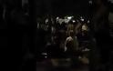Η «μάχη» της πλατείας: «Κοσμοπλημμύρα» στη Βαρνάβα στο Παγκράτι - Εικόνες απίστευτου συνωστισμού - Φωτογραφία 4