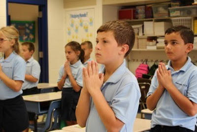 Εντός των αιθουσών η πρωινή προσευχή στα σχολεία - Προβληματισμός για πιθανή σιωπηρή κατάργησή της - Φωτογραφία 1