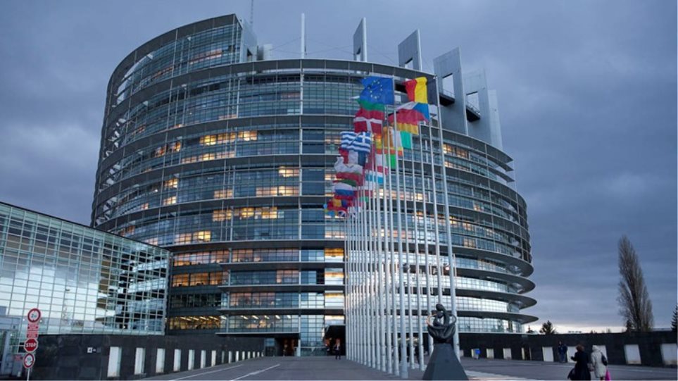Ημέρα της Ευρώπης: Η ΕΕ αποτίει φόρο τιμής στα θύματα της πανδημίας του κορωνοϊού - Φωτογραφία 1