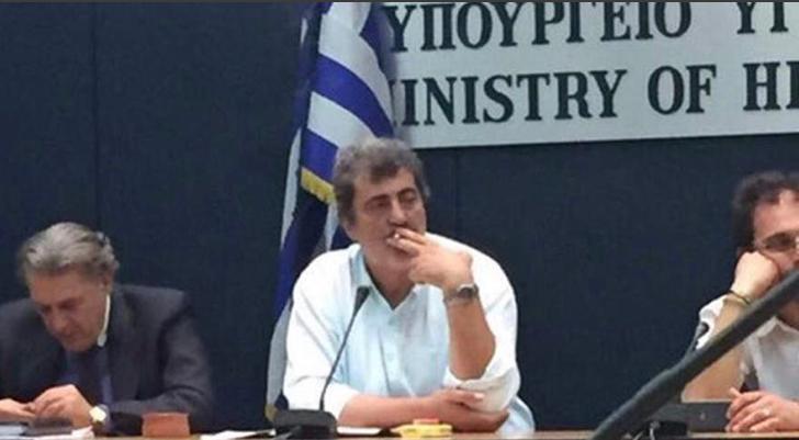 ΝΔ: Απαντά σε άρθρο του Τσίπρα με φωτογραφία του Πολάκη να καπνίζει - Φωτογραφία 2
