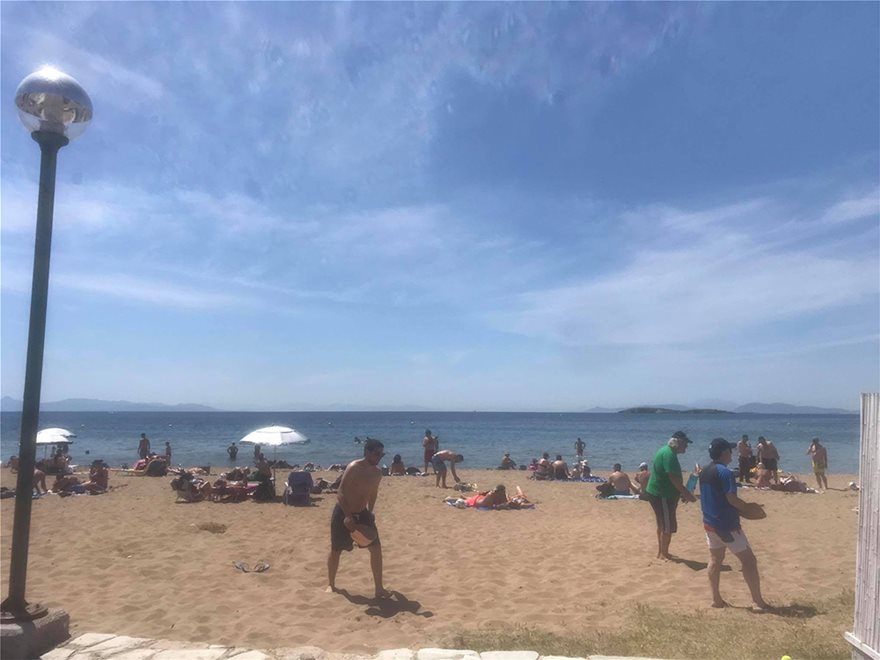 Παραλίες: Γέμισαν από κόσμο σε Βουλιαγμένη, Καβούρι και Λούτσα - Φωτογραφία 9