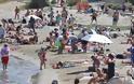 Παραλίες: Γέμισαν από κόσμο σε Βουλιαγμένη, Καβούρι και Λούτσα - Φωτογραφία 1