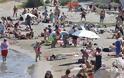 Παραλίες: Γέμισαν από κόσμο σε Βουλιαγμένη, Καβούρι και Λούτσα - Φωτογραφία 8