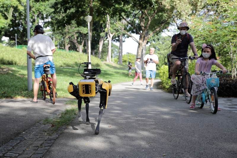 Ρομπότ-σκύλος στη Σιγκαπούρη και υπενθυμίζει να κρατούνται οι αποστάσεις - Φωτογραφία 1