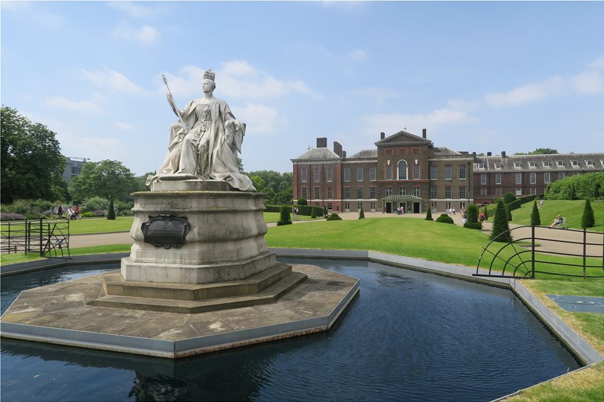 Η γυμνή ηλιοθεραπεία της Νταϊάνας, η αλκοολική Μαργαρίτα και η δικτάτορας Μέγκαν Μαρκλ - Στη φόρα τα άπλυτα του Kensington Palace - Φωτογραφία 2