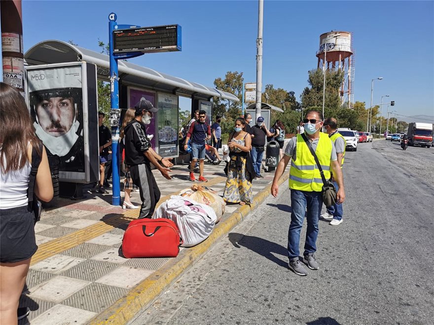 Ρομά έκαναν χαμό για να μπουν σε λεωφορείο στο Ελληνικό - - Φωτογραφία 5