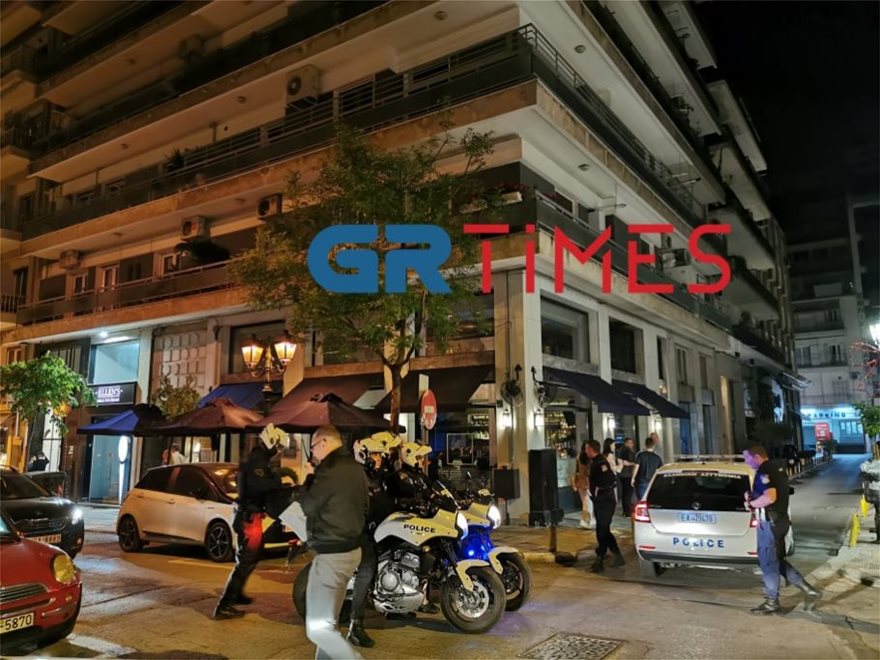Θεσσαλονίκη: Η αστυνομία διέλυσε το πλήθος έξω από καταστήματα με «take away» ποτά - Φωτογραφία 1