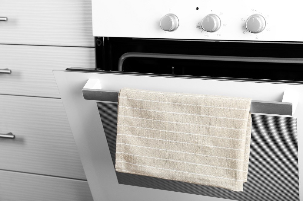 Γιατί δεν πρέπει ποτέ να κρεμάς την πετσέτα της κουζίνας στο φούρνο - Φωτογραφία 2