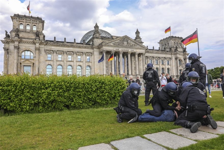 «Ντόμινο» διαδηλώσεων σε Γερμανία, Ελβετία, Βρετανία κατά των περιοριστικών μέτρων - Φωτογραφία 1