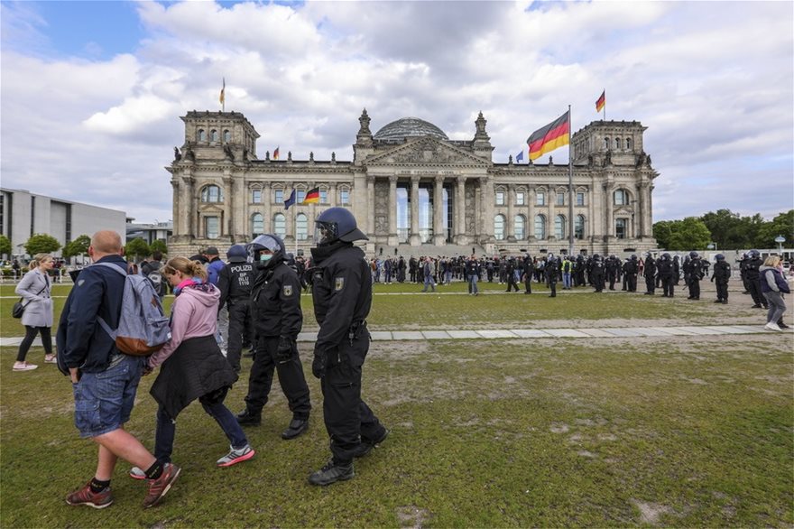 «Ντόμινο» διαδηλώσεων σε Γερμανία, Ελβετία, Βρετανία κατά των περιοριστικών μέτρων - Φωτογραφία 4