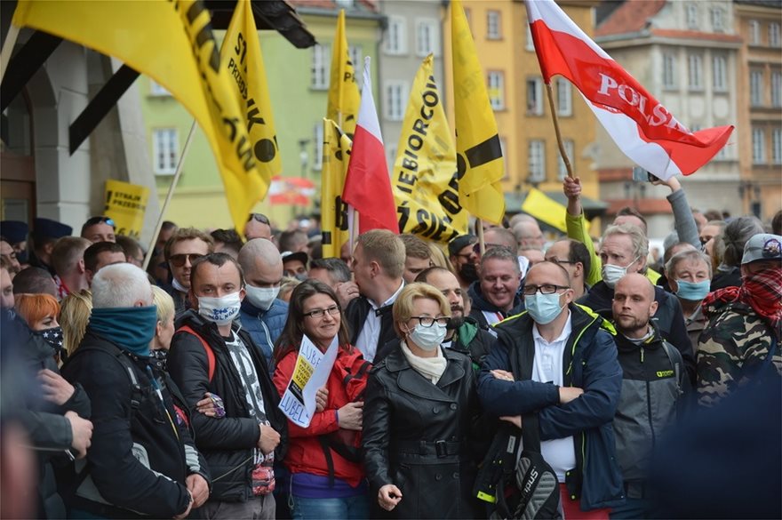 «Ντόμινο» διαδηλώσεων σε Γερμανία, Ελβετία, Βρετανία κατά των περιοριστικών μέτρων - Φωτογραφία 9