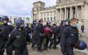 «Ντόμινο» διαδηλώσεων σε Γερμανία, Ελβετία, Βρετανία κατά των περιοριστικών μέτρων - Φωτογραφία 3