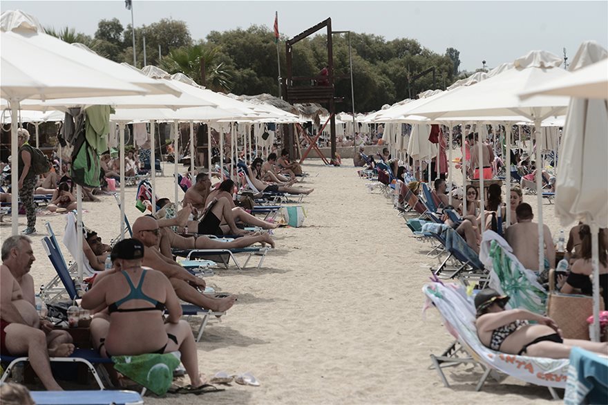 Χαμός στις παραλίες και σήμερα - Με πετσέτες, αντηλιακά και... αντισηπτικά οι λουόμενοι - Φωτογραφία 11