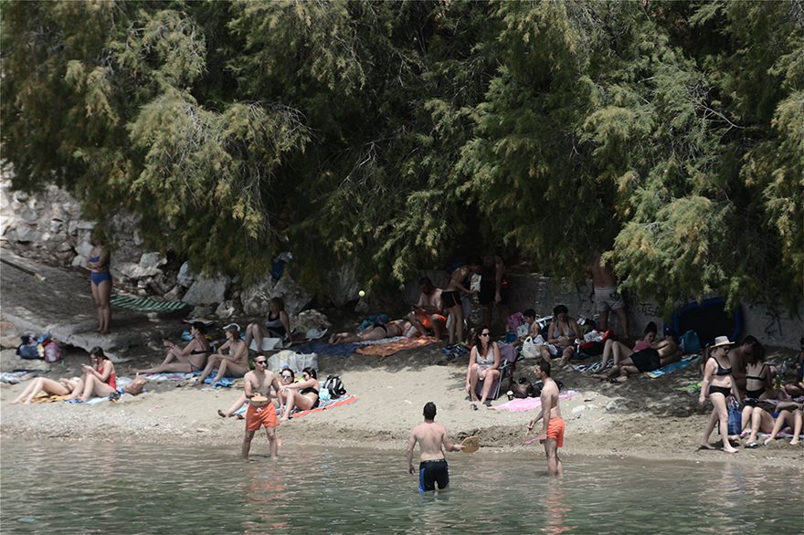 Χαμός στις παραλίες και σήμερα - Με πετσέτες, αντηλιακά και... αντισηπτικά οι λουόμενοι - Φωτογραφία 20