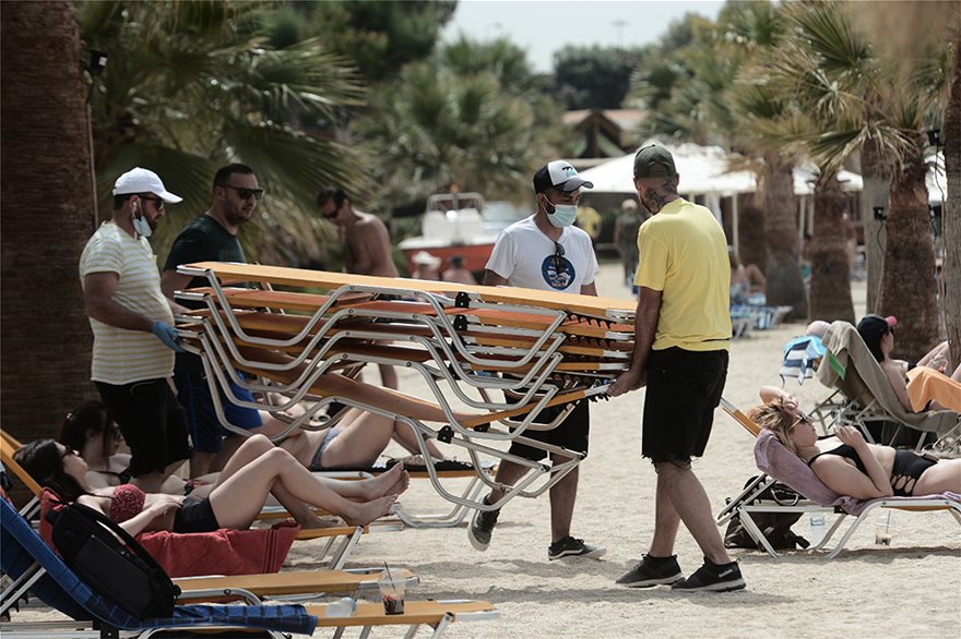 Χαμός στις παραλίες και σήμερα - Με πετσέτες, αντηλιακά και... αντισηπτικά οι λουόμενοι - Φωτογραφία 4