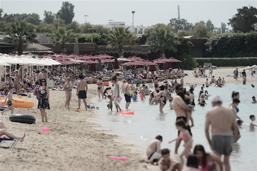 Χαμός στις παραλίες και σήμερα - Με πετσέτες, αντηλιακά και... αντισηπτικά οι λουόμενοι - Φωτογραφία 7