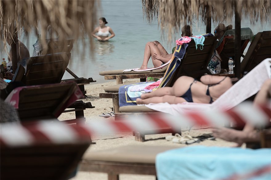 Χαμός στις παραλίες και σήμερα - Με πετσέτες, αντηλιακά και... αντισηπτικά οι λουόμενοι - Φωτογραφία 8