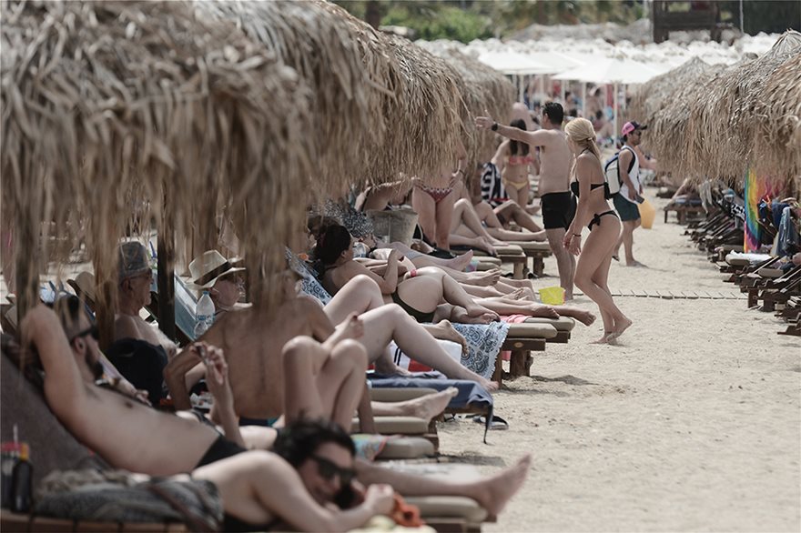 Χαμός στις παραλίες και σήμερα - Με πετσέτες, αντηλιακά και... αντισηπτικά οι λουόμενοι - Φωτογραφία 9